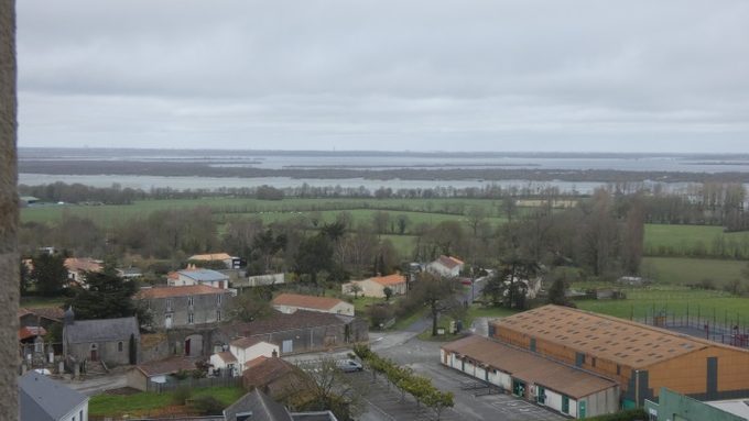 Montée en haut du clocher de Saint-Lumine-de-Coutais pour découvrir le lac de Grand-Lieu en eaux d’hiver